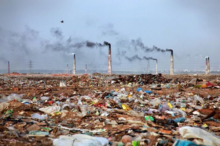 20.Переполненные мусором окрестности Бангладеш