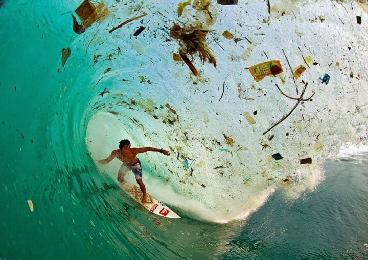 5. Полная мусора волна на острове Ява — самом густонаселённом острове планеты