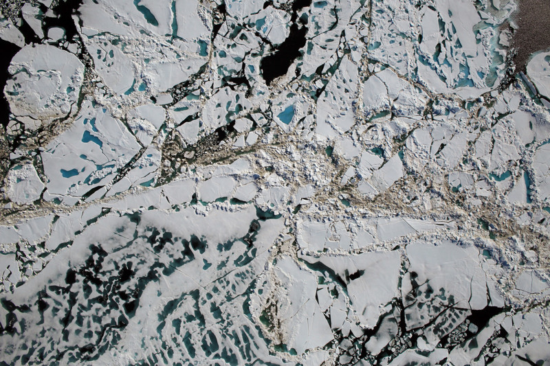 1. Морские льдины, растаявшие озера и открытое море с высоты 450 метров, 16 июля (NASA/Goddard/Operation IceBridge)