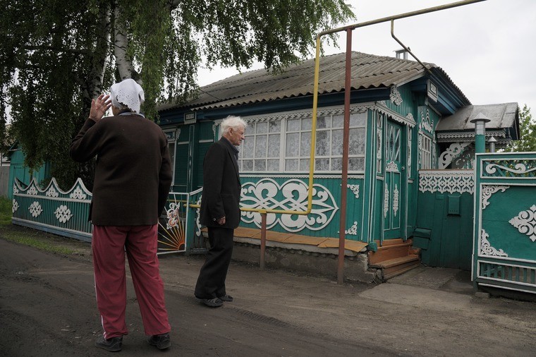 Почти все, кто впервые проходит по переулку, где живут Селезневы, стараются  сфотографировать их дом, резной забор, наличники на окнах. 