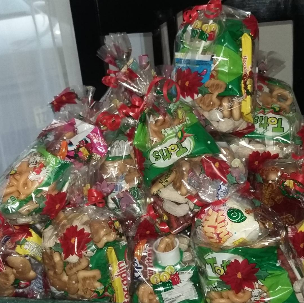 Обязательны вот такие мешочки с вкусными подарками: крекерами, арахисом и мексиканскими сладостями