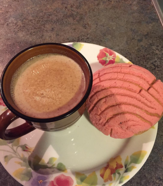 А к нему - вкуснейшая сладкая булочка pan dulce, традиционное мексиканское угощение