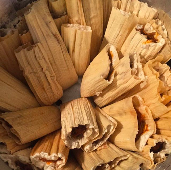 Не забудем и про традиционное блюдо тамале - лепешки из кукурузной муки с начинкой