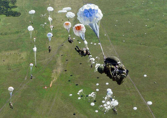 Десант будущего: в России создан уникальный парашют для прыжков со сверхмалых высот
