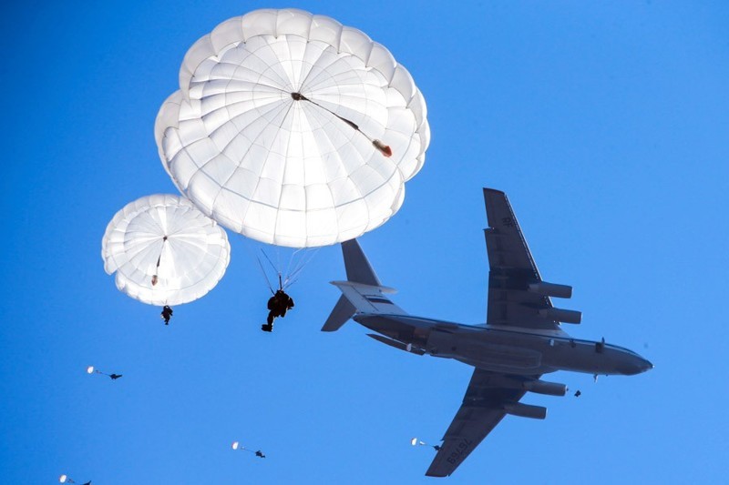 Десант будущего: в России создан уникальный парашют для прыжков со сверхмалых высот