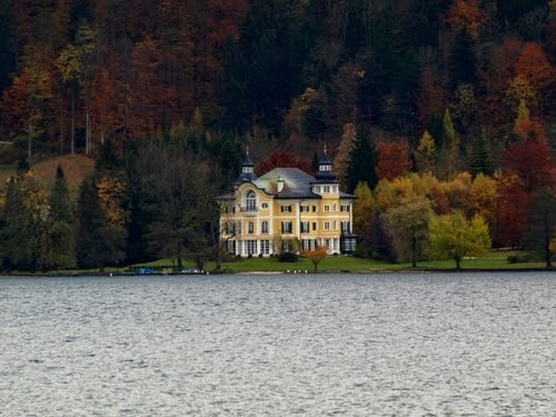 А вот шикарное поместье в Австрии, в нем Шувалов экономит электричество