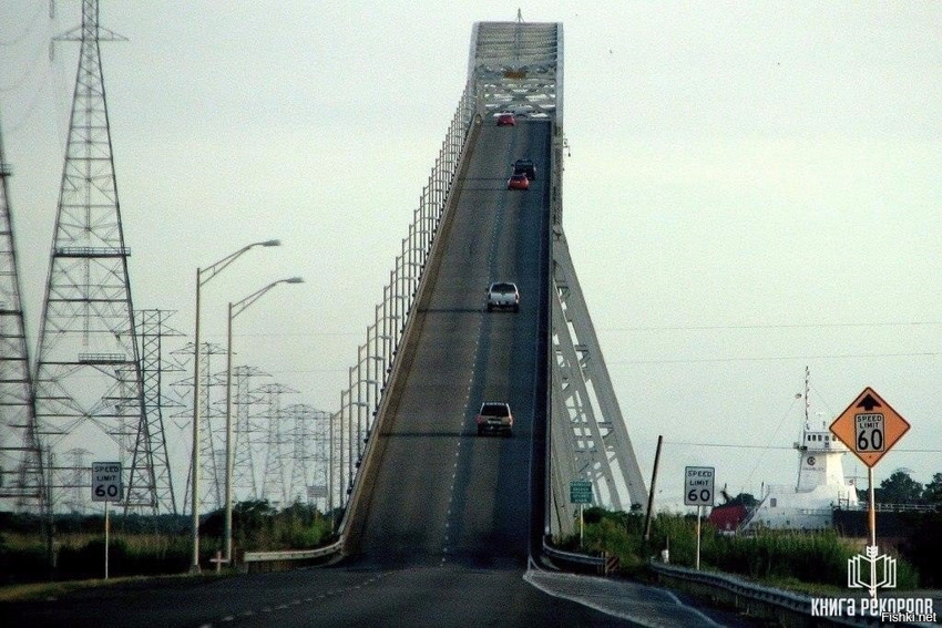 Консольный мост Rainbow Bridge в Техасе, его высота 54 метра