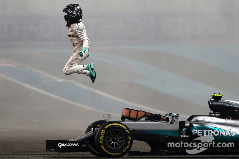 Чемпион мира Нико Росберг выпрыгивает из своего Mercedes AMG F1 W07 Hybrid, фото XPB Images