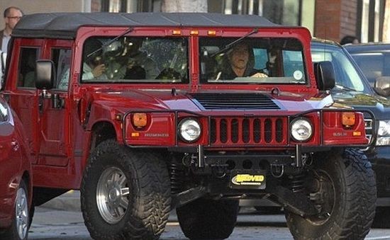После сложения полномочий губернатора, глупо было не купить хотя бы один Hummer красного цвета. Хоть машины давно уже не выпускается, но выглядит как новая.