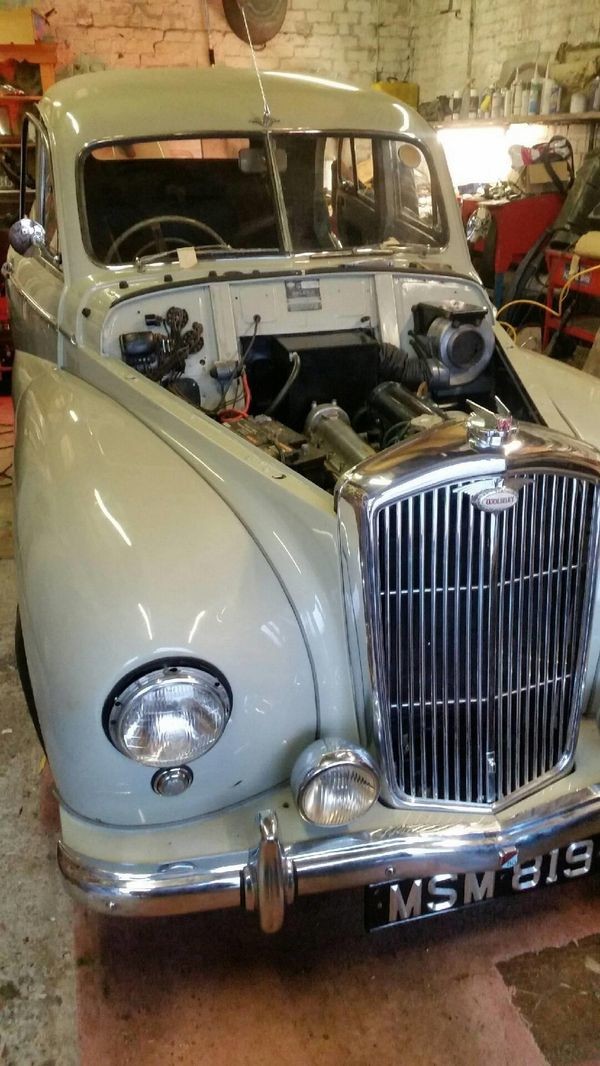  В данном случае 66-летний мужчина из Шотландии у себя в гараже неторопливо восстанавливал Wolseley Six Eighty выпуска 1952 года.