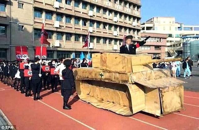 Тайваньскую школу осудили за немыслимую реконструкцию: учитель зигует, школьники со свастиками