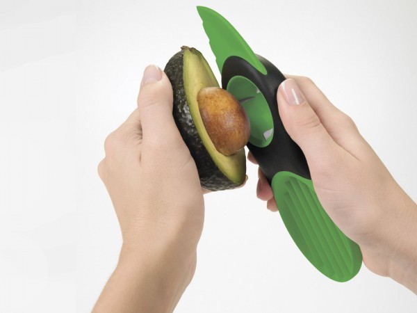 Кухонные приспособления - отдельная тема. Вот вам специальный нож для удаления косточки из авокадо. Должен быть в каждой семье! И для каждой косточки отдельный!