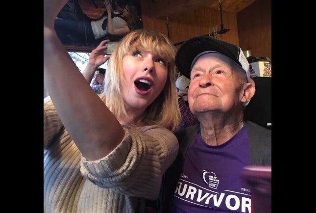 Тейлор Свифт устроила рождественский сюрприз своему 96-летнему фанату
