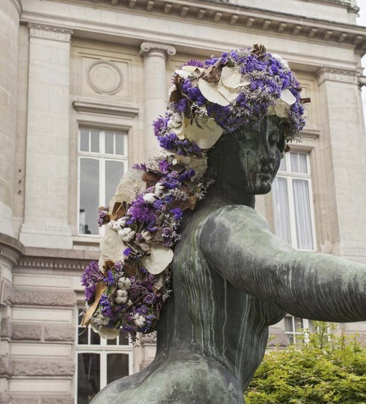 Флорист украшает позабытые людьми памятники цветочными бородами и головными уборами