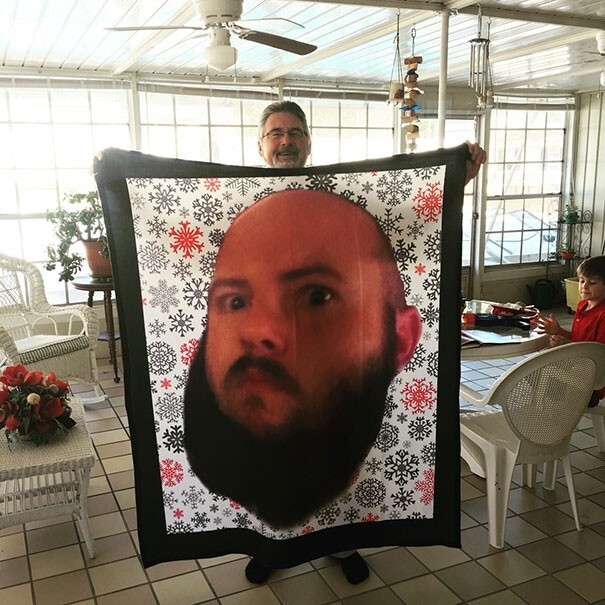 "Я подарил моему отцу одеяло с фотографией своего лица, потому что я всегда хотел подарить кому-нибудь одеяло с изображением своего лица"   