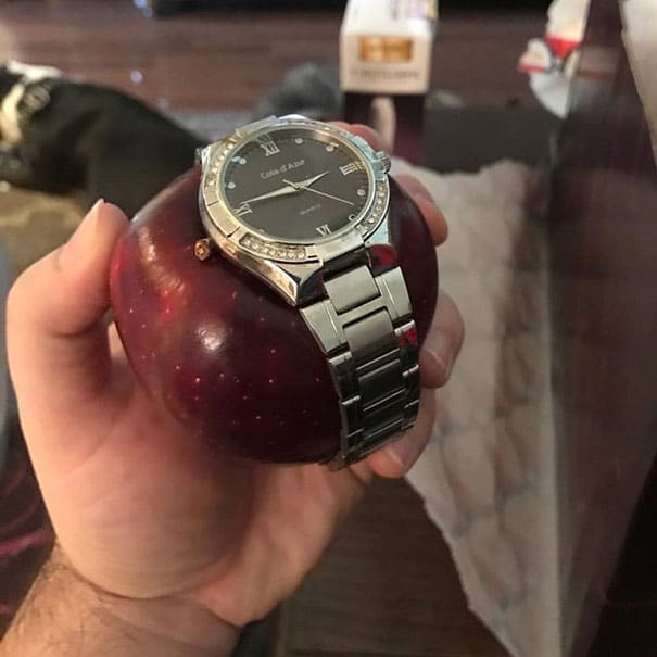 "Мой друг получил в подарок от своей жены часы, надетые на яблоко"  
