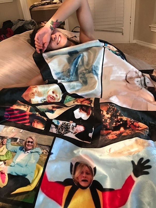 "На Рождество я заказала своей подруге одеяло с коллажем, предполагающим мои фотографии, но она решила, что гораздо смешнее будет подарить мне одеяло с фотографиями незнакомой мне семьи"   