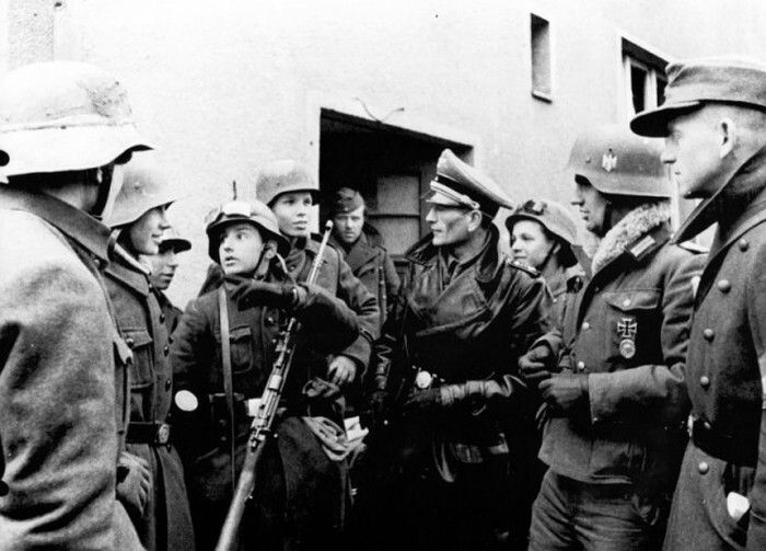 Защитники немецкого города Пиритц (Pyritz) в Померании - юные добровольцы из гитлерюгенда, командиры фольксштурма и вермахта обсуждают план обороны города от наступающих частей Красной Армии. 