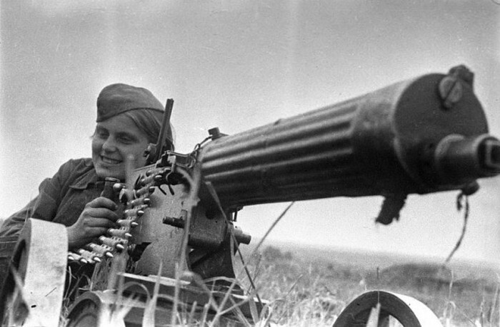 Зина Козлова - пулеметчица из кавалерийского корпуса генерала Белова. За короткий период боев уничтожила наблюдательный пункт противника, несколько огневых точек. 