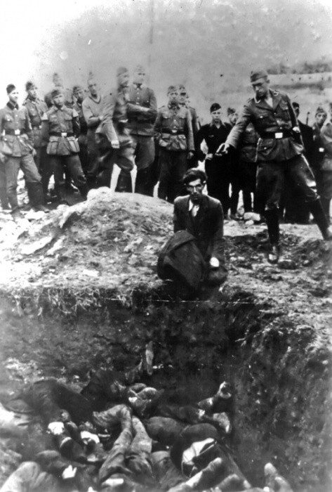 Знаменитая фотография расстрела последнего еврея Винницы, сделанная офицером немецкой айнзатцгруппы, занимавшейся казнями лиц, подлежавших уничтожению (в первую очередь - евреев). 