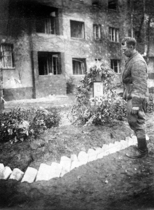 Иван Александрович Кичигин на могиле друга Григория Афанасьевича Козлова в Берлине в начале мая 1945-го года. Подпись на обратной стороне фотографии «Саша! Это могила Козлова Григория.