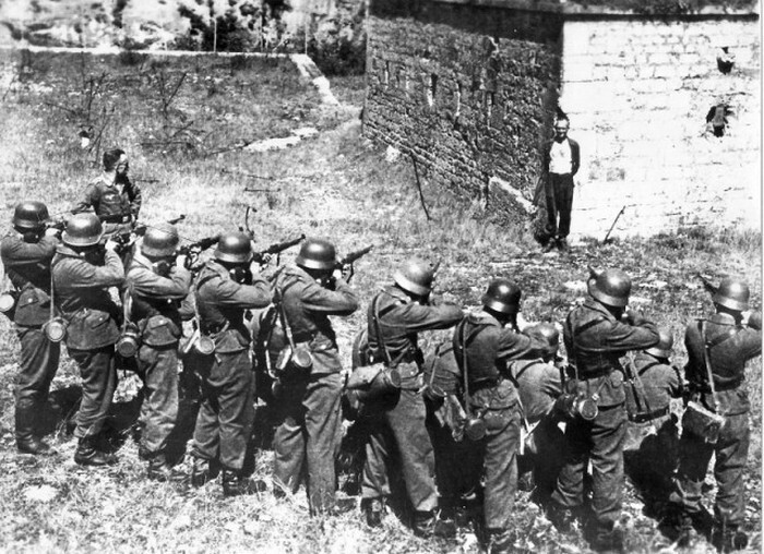 Имитация расстрела члена французского движения Сопротивления Жоржа Блинда (Georges Blind) в крепости Бельфор (Belfort). 
