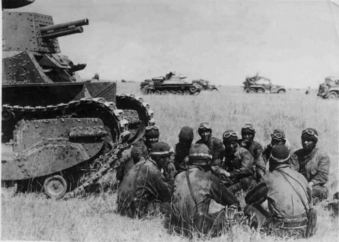 Инструктаж японских танкистов у танка «Йи-Го» (Тип 89) во время наступления в монгольской степи. На заднем плане виден танк «Чи-Ха» (Тип 97). Фотография иллюстрирует эпизод из боев на реке Халхин-Гол. 