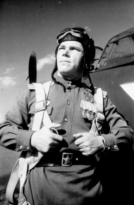 Заместитель командира 176-го гвардейского истребительного авиаполка Дважды Герой Советского Союза гвардии майор Иван Никитович Кожедуб у истребителя Ла-7 перед боевым вылетом. 