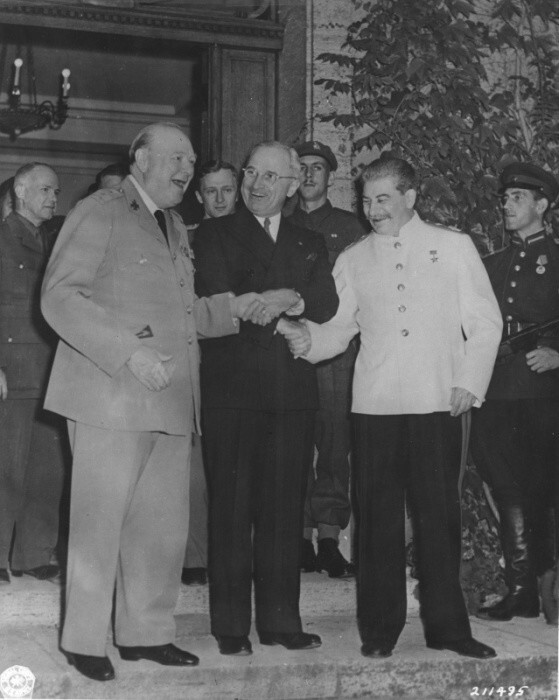 Иосиф Виссарионович Сталин, Гарри Трумэн (Harry S. Truman) и Уинстон Черчилль (Winston Churchill) пожимают руки на Потсдамской конференции. 