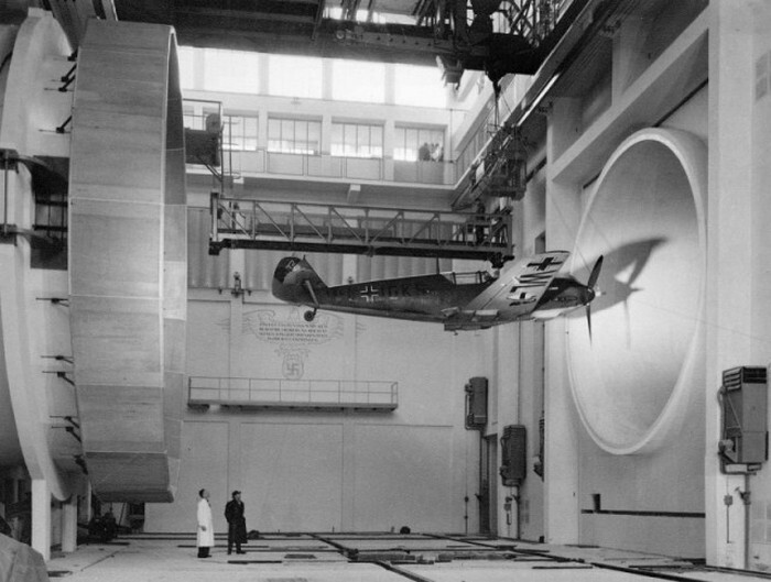 Испытания истребителя Мессершмитт BF.109 в Большой аэродинамической трубе в Берлине. 