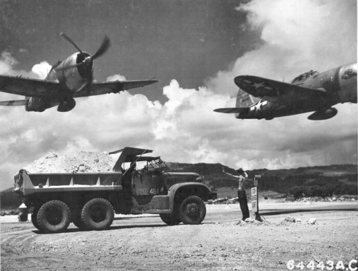 Истребители P-47D из 19-й эскадрильи 318-й истребительной группы 7-й воздушной армии США взлетают с аэродрома Ист Филд (East Field), расположенного на острове Сайпан. 