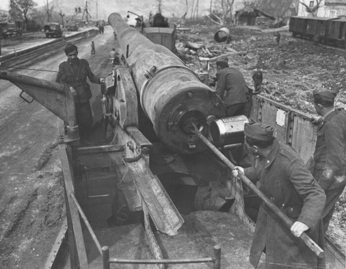 Итальянское 194-мм железнодорожное орудие и его расчет. 