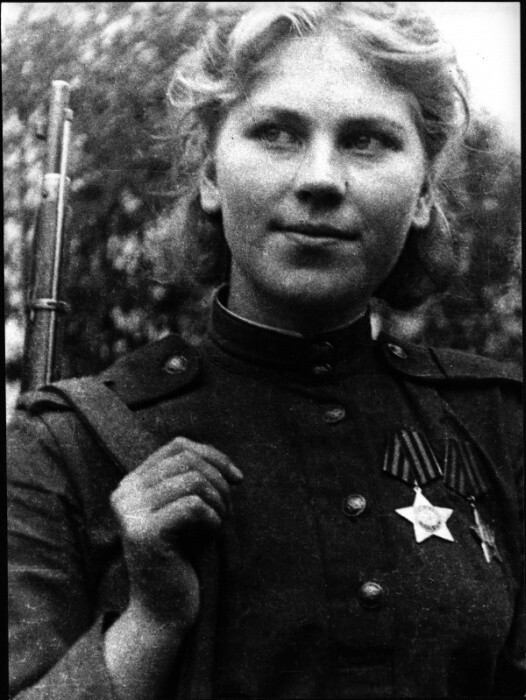 Кавалер Ордена Славы II и III степеней снайпер 3-го Белорусского фронта старший сержант Роза Георгиевна Шанина.