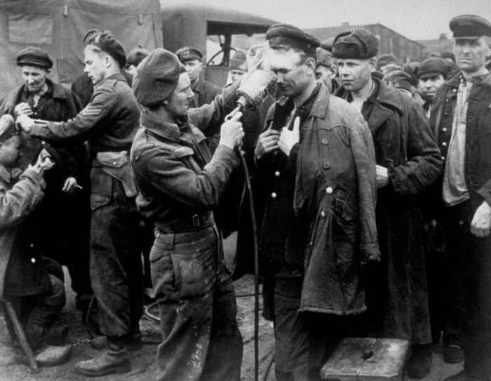 Канадские военные проводят дезинфекцию освобожденных советских военнопленных в городе Фризойте (Friesoythe), Германия. 