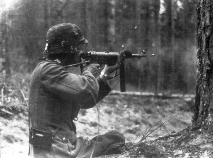 Немецкий солдат ведет огонь из пистолета-пулемета MP-38.