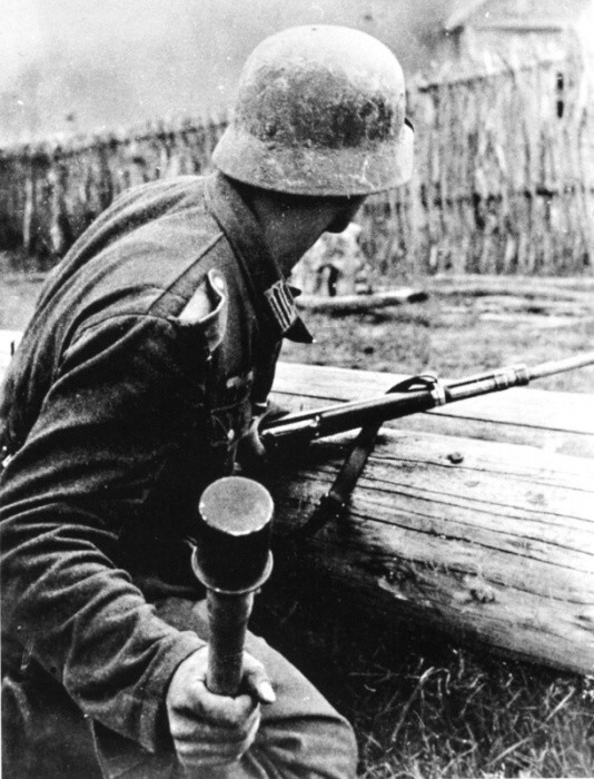 Немецкий солдат собирается бросить гранату Stielhandgranate-24. 
