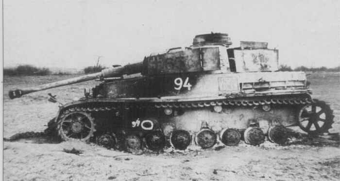 Немецкий танк Pz. IV Ausf. H из состава 3-й танковой дивизии, тактический номр 63, сгоревший в результате попадания бронебойного снаряда калибра 57-76 мм. 