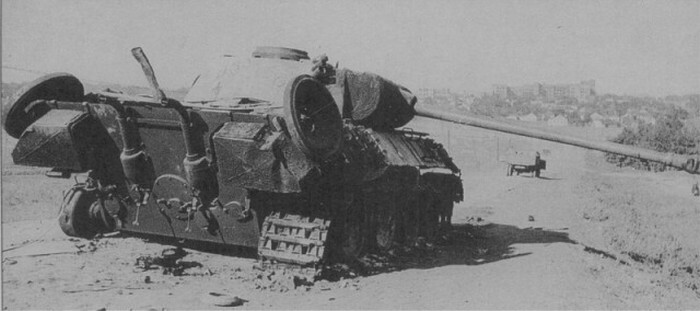 Немецкий танк Pz.Kpfw. V «Пантера», подбитый расчетом гвардии старшего сержанта Парфенова. Окраина Харькова, август 1943 года.