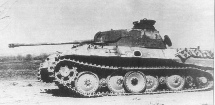 Немецкий танк Pz.Kpfw. V Ausf. A «Пантера», подбитый в борт снарядом калибра 100-122 мм. 