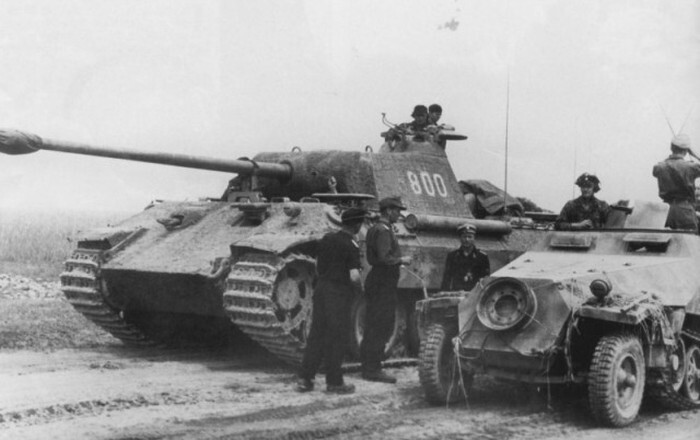 Немецкий танк Pz.Kpfw. V Ausf.A «Пантера» и бронетранспортер Sd.Kfz. 251 с экипажами на дороге. Второй слева возле танка — оберштурмфюрер СС Карл Николес-Лек, командир 8.SS-Panzerregiment 5. 
