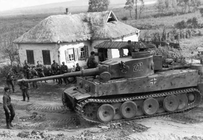 Немецкий тяжелый танк Pz.Kpfw. VI «Тигр» с тактическим номером «211» из состава 503-го танкового батальона, в районе Белгорода. Немецкая наступательная операция «Цитадель» 