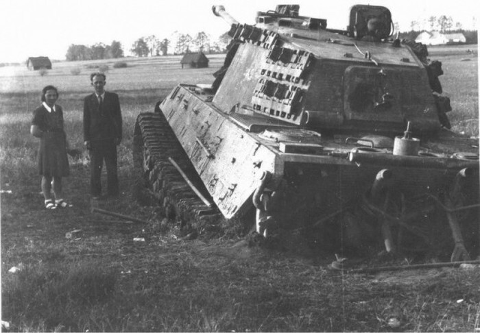 Немецкий тяжелый танк Тигр II, увязший в сырых лугах. Окрестности чешского города Тржебонь. май 1945 г. 