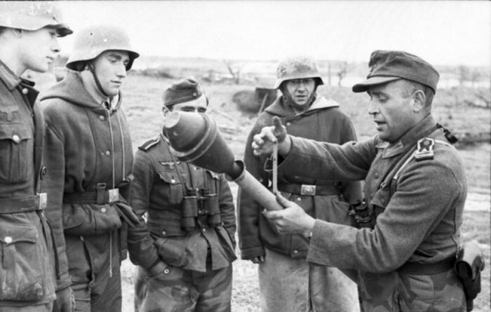 Немецкий фельдфебель объясняет солдатам, как использовать фаустпатрон. Снимок сделан на северном участке Восточного фронта (СССР).