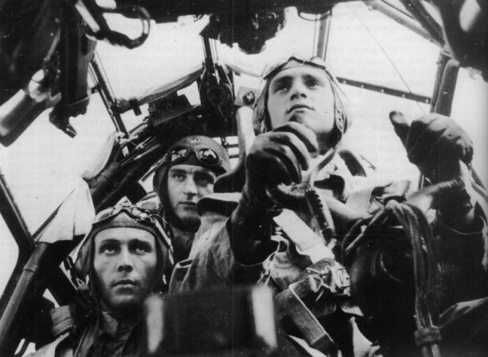 Немецкий экипаж в кабине бомбардировщика Ю-88 (Ju-88). Сцена напоминает происходящее в полете, но фото сделано через переднее остекление — в полете такое фото сделать было бы невозможно. 