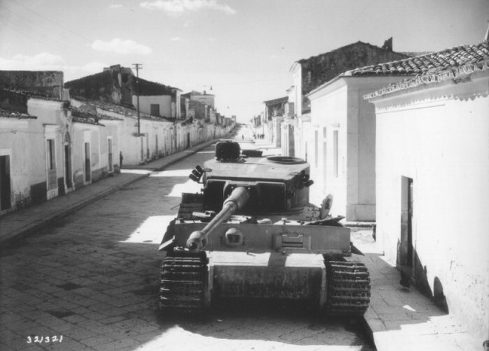 емецкий танк «Тигр», подорванный и брошенный немцами на улице сицилийского города Бискари.