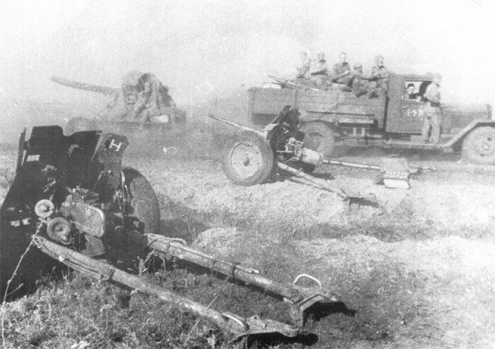 Захваченные на Курской дуге немецкие противотанковые пушки PaK 3536. На заднем плане советский грузовик ЗиС-5, буксирующий 37-мм зенитное орудие 61-к. 