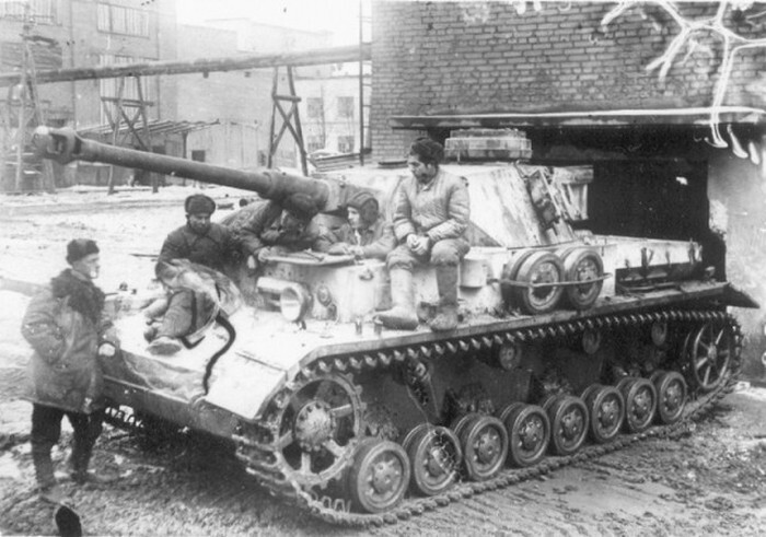 Захваченный в исправном состоянии немецкий танк Pz.Kpfw. IV. Територия Сталинградского тракторного завода. 