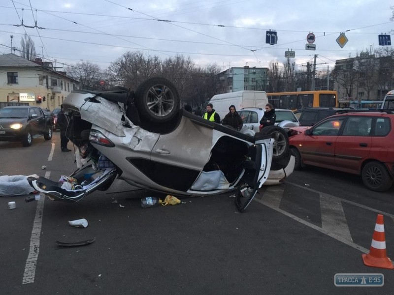 В результате столкновения Lexus перевернулся на крышу. Водитель отказался от госпитализации.