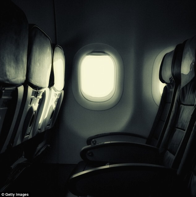 Пилот раскрыл настоящую причину, по которой перед взлетом и посадкой бортпроводники приглушают свет