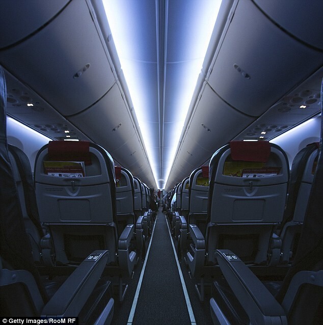 Пилот раскрыл настоящую причину, по которой перед взлетом и посадкой бортпроводники приглушают свет